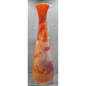 Etablissements Gallé 1904/1936  - Vase Sur Fond Jaune Orangé à Décor De Fleurs d'Ampélopsis.