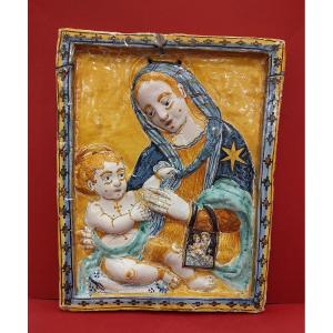 Deruta - XVIIe Siècle - Plaque à Décor d'Une Vierge à l'Enfant En Bas Relief.