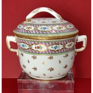 Manufacture à La Reine - 18th Century - Large Covered Pot With Flower Decoration.