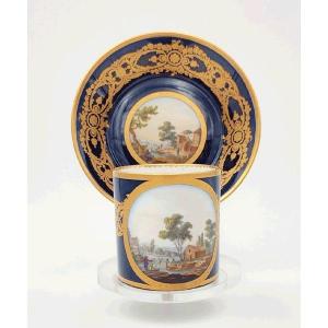 Manufacture Royale de Sèvres - XVIIIe siècle - Tasse et sa soucoupe à décor de paysages.