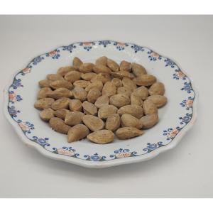 ROUEN - XVIIIe siècle - Assiette à décor en trompe l’œil d’amandes. 