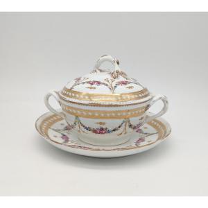 Manufacture à La Reine - 18th Century - Covered Bouillon Bowl And Its Stand.