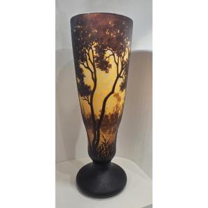 Daum Nancy – Début XXe siècle - Important vase à décor de paysage lacustre.