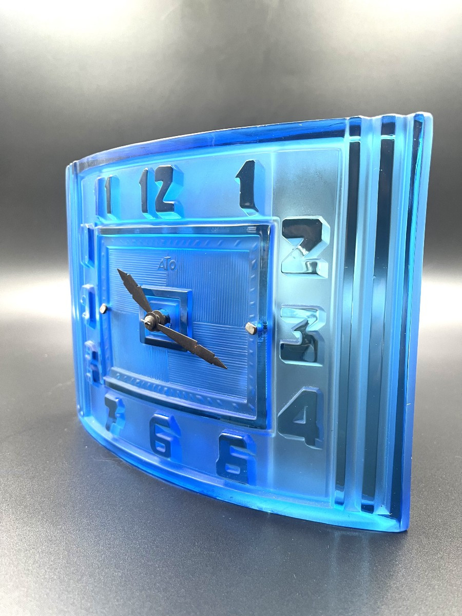 Pendule  Art déco  ATO en verre moulé bleu , vers 1930 -photo-2
