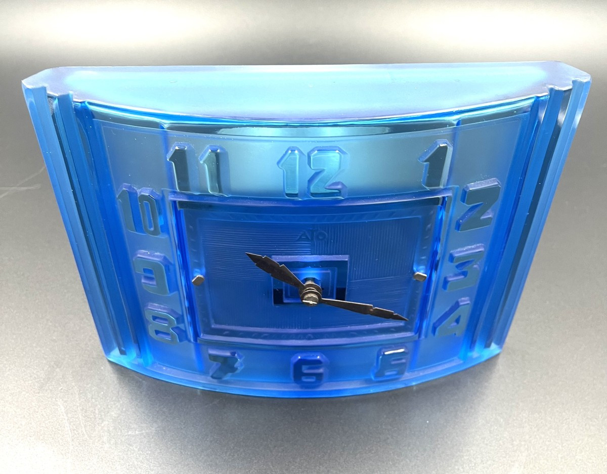 Pendule  Art déco  ATO en verre moulé bleu , vers 1930 -photo-1