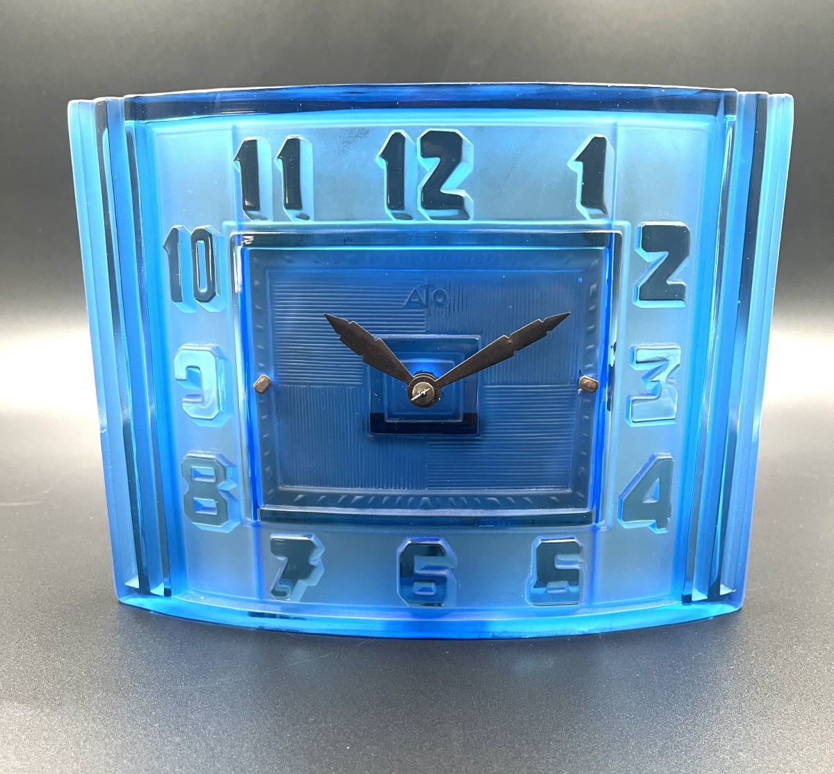 Pendule  Art déco  ATO en verre moulé bleu , vers 1930 