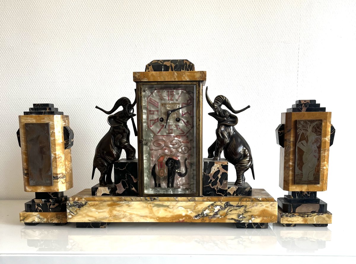 Rare garniture de cheminée Art Déco orientaliste en onyx, bronze et nacre, vers 1930