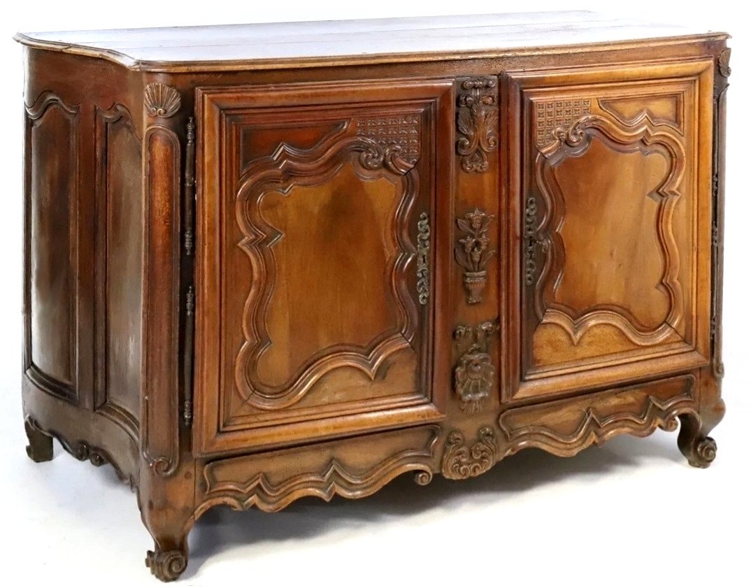 Très beau buffet Louis XV à cotés galbés  XVIIIe Siècle en noyer