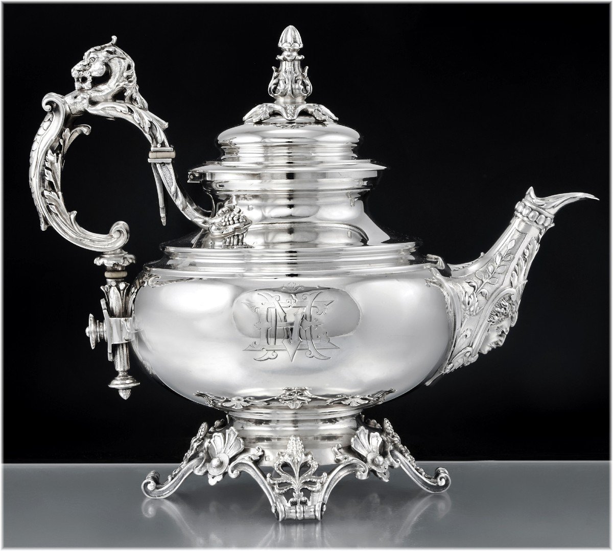 TALLOIS & MAYENCE : Grande Théière en Argent Massif style Renaissance décor Griffon, Mascaron