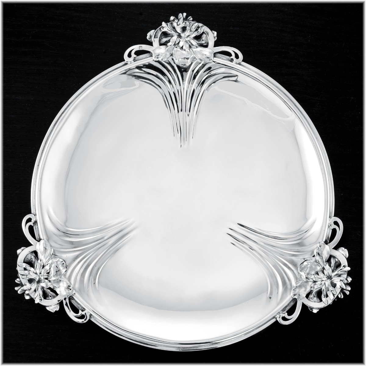 Christofle: Rare Display Dish On Three Feet In Sterling Silver From The Art Nouveau Era
