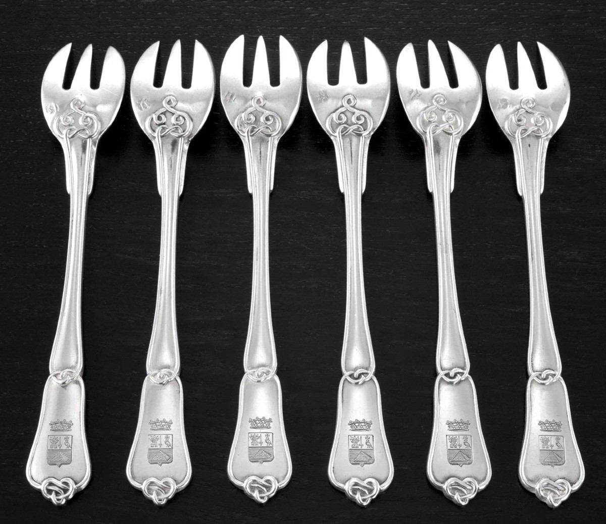 BOYER CALLOT : Service Fourchettes à Huîtres en Argent massif mod. Noeud Gordien - ARMOIRIES