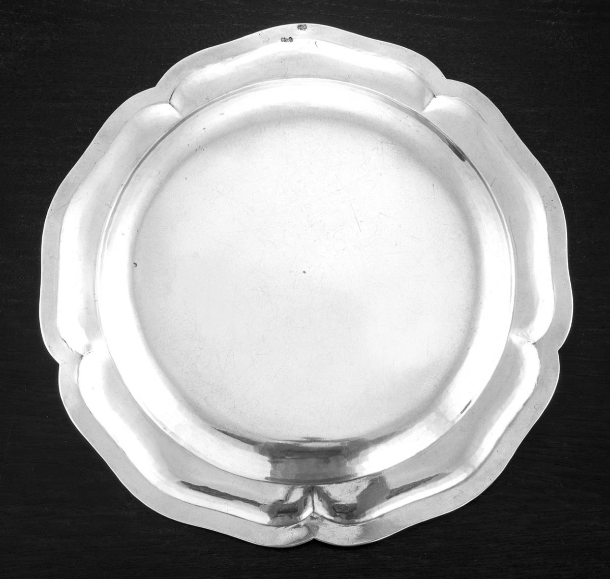 Rare Round Solid Silver Platter, 18th Century, Louis XV Period, With The Coat Of Arms Of The Count Of Paris, 1767-photo-1