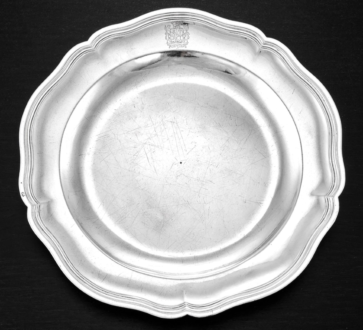 Claude-Pierre DEVILLE : Plat rond en Argent massif XVIIIème PARIS 1774 Armoiries