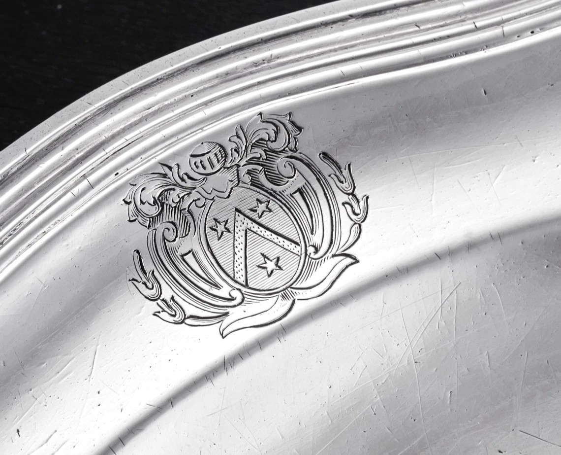 Baube: Large 18th Century Solid Silver Platter With The Coat Of Arms Of Tours, 1742-photo-1