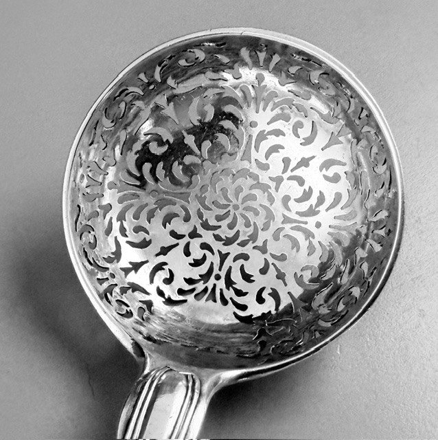 Rare Cuillère à Sucre en Argent massif XVIIIème PARIS 1771 mod. filets coquilles-photo-1