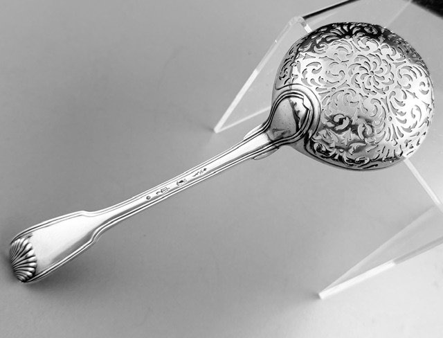 Rare Cuillère à Sucre en Argent massif XVIIIème PARIS 1771 mod. filets coquilles