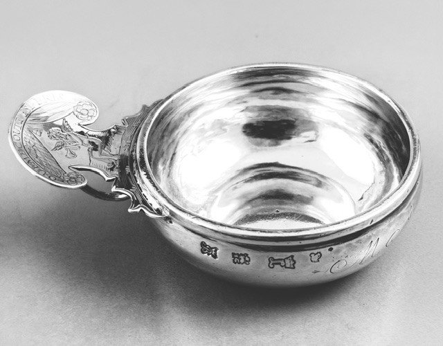 CLAVIER : Rare Taste-vin en Argent +160g ROUEN 1747 "Qui me Coute est Pris"