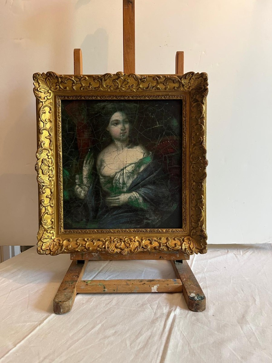 Tableau Femme élégante Huile Sur Métal, 18 ème, Craquelle. Restaurer En 1937.