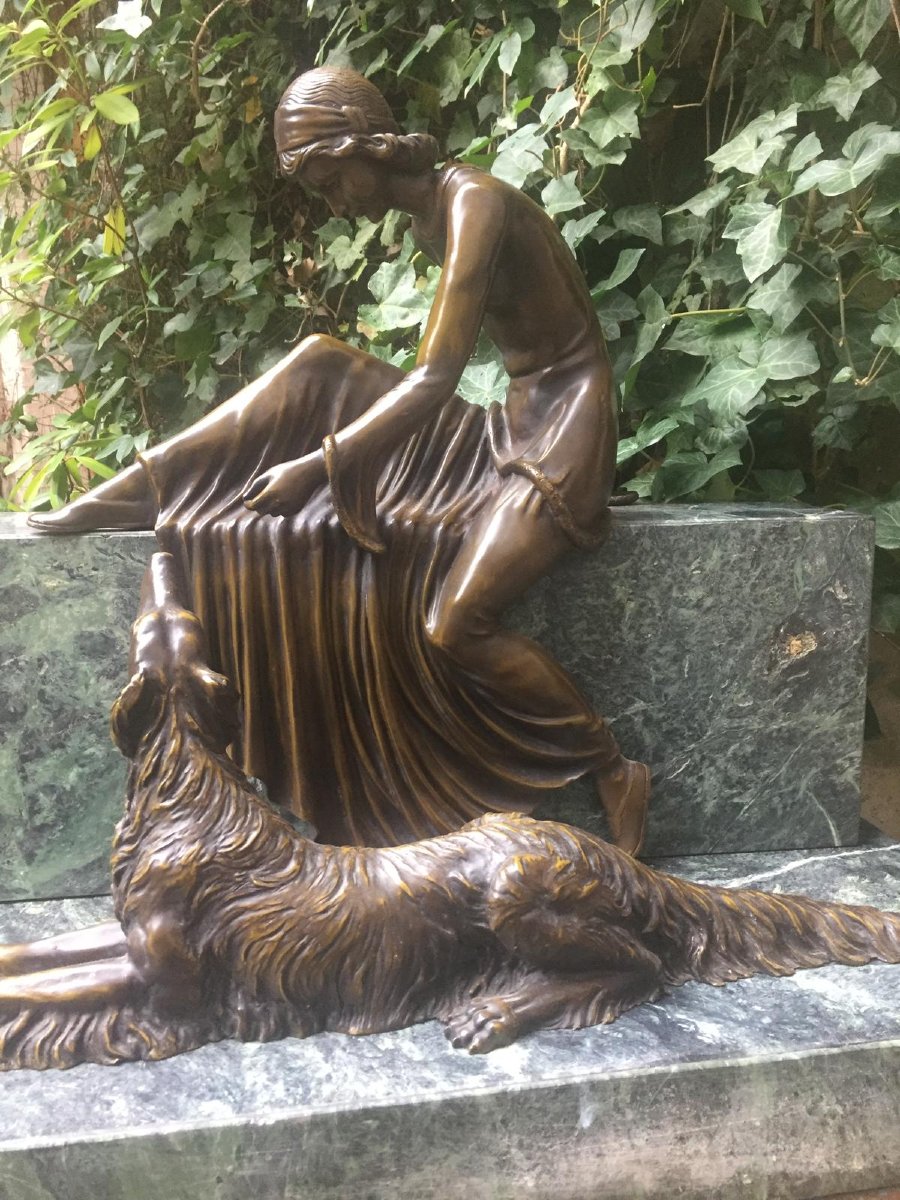 Bronze DEMETER CHIPARUS 1886 - 1947, femme tenue art déco donnant à manger à son chien à -photo-3