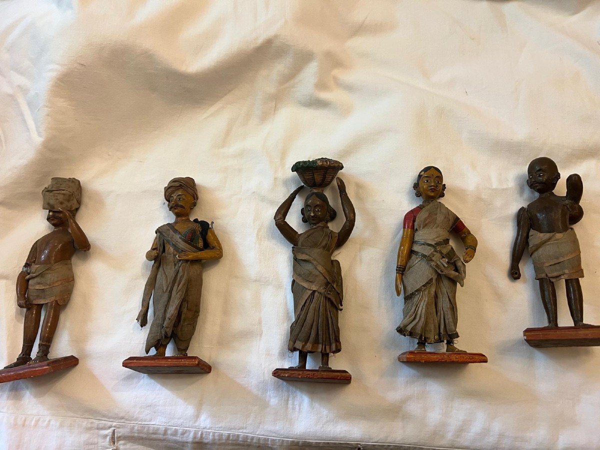 5  Figurines  anciennes  Jade  " Indes " Petit accident  d' usage. 