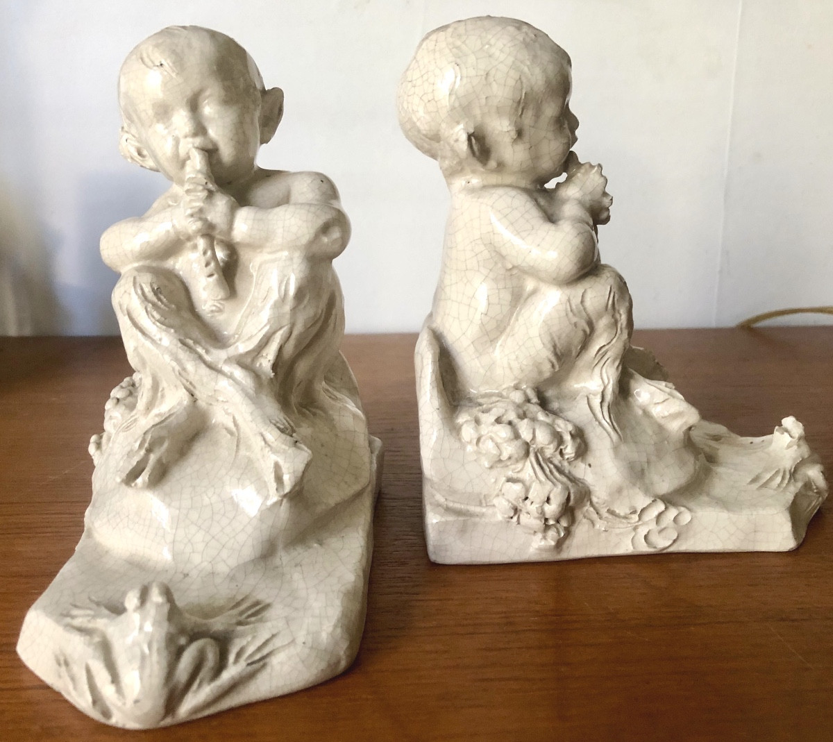 Deux bébés faunes en craquelée années 1930 signé Conill serres-livres