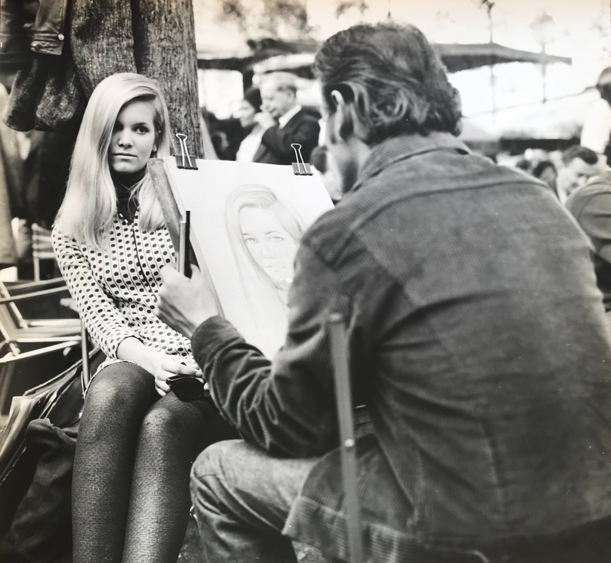 Photo Année 1960, Le Peintre Et Son Modèle à Montmartre, Place De Tertre, Doisneau