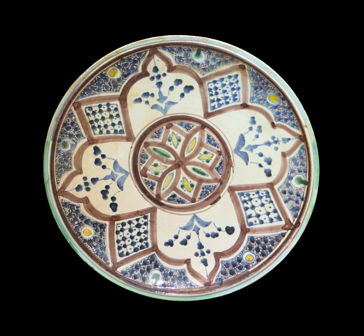 MAROC. Plat ‘’Gothar’’ en faïence de Fès. Début XXème. Signé.