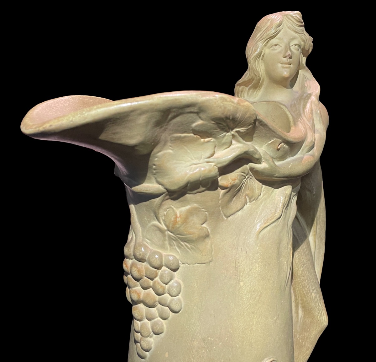 August OTTO - Pichet sculptural en terre cuite ; signé. Période Art-Nouveau.