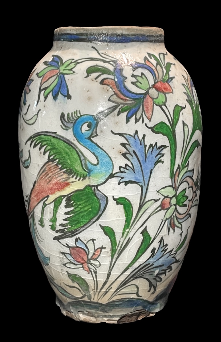 Perse / Iran - Vase Qadjar en céramqiue à décor ornithologique. Monogramme.