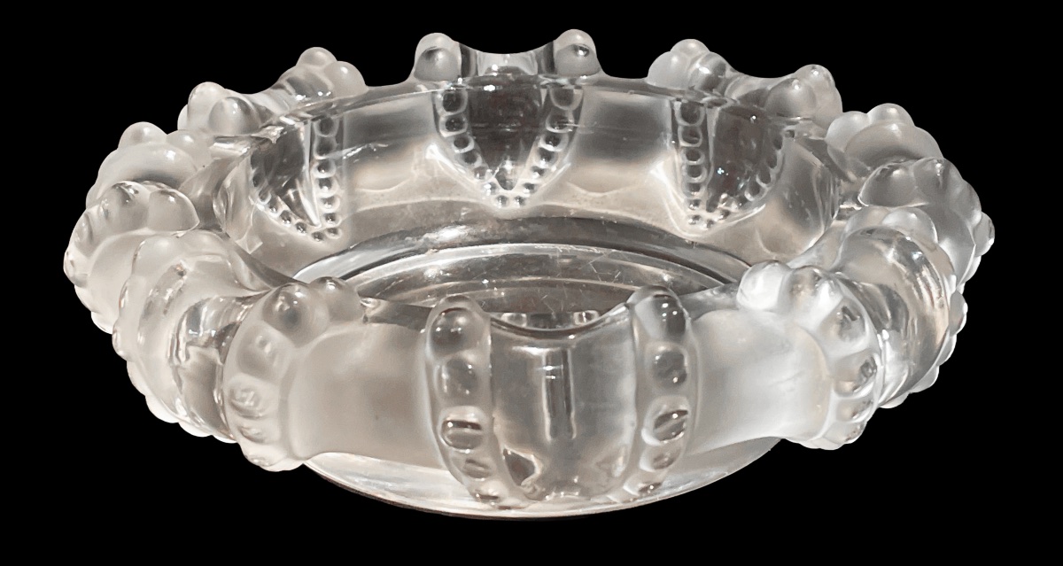 Marc LALIQUE - Coupe circulaire ou cendrier en cristal ; signé. Modèle Cannes / Octopuss.-photo-2