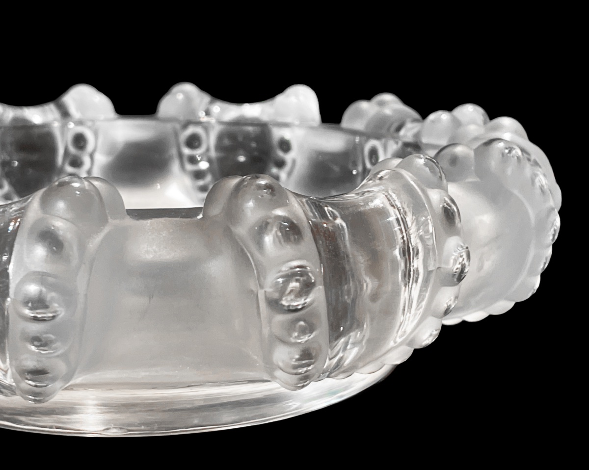 Marc LALIQUE - Coupe circulaire ou cendrier en cristal ; signé. Modèle Cannes / Octopuss.