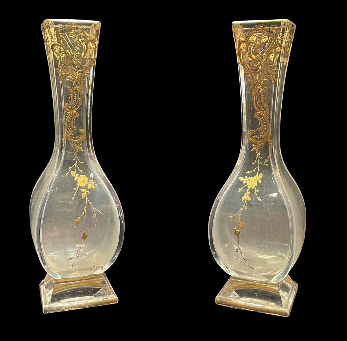 Vers 1880. Attribuable à BACCARAT : Paire de vases balustres à décor émaillé or.-photo-2