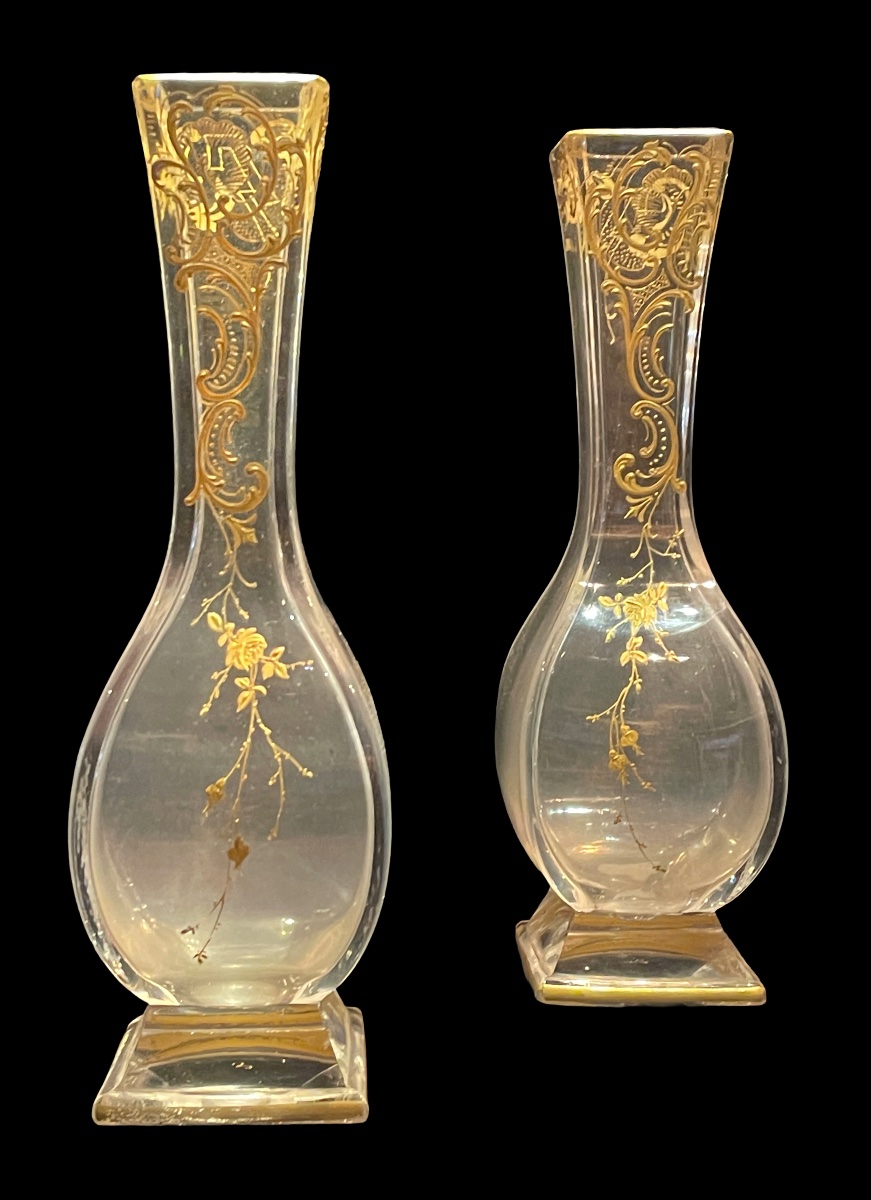 Vers 1880. Attribuable à BACCARAT : Paire de vases balustres à décor émaillé or.-photo-3