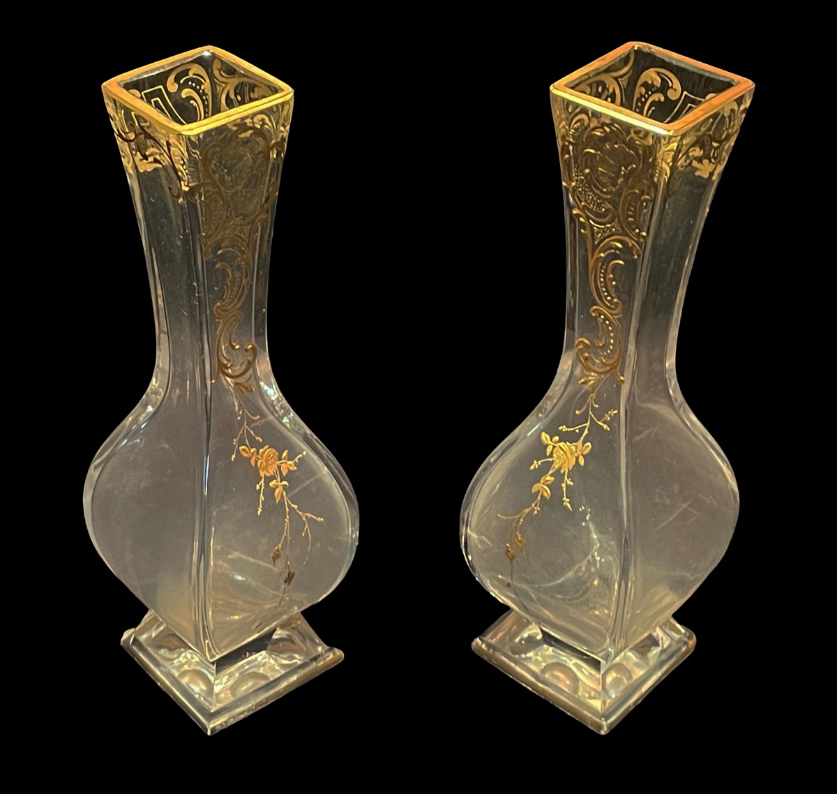 Vers 1880. Attribuable à BACCARAT : Paire de vases balustres à décor émaillé or.-photo-4