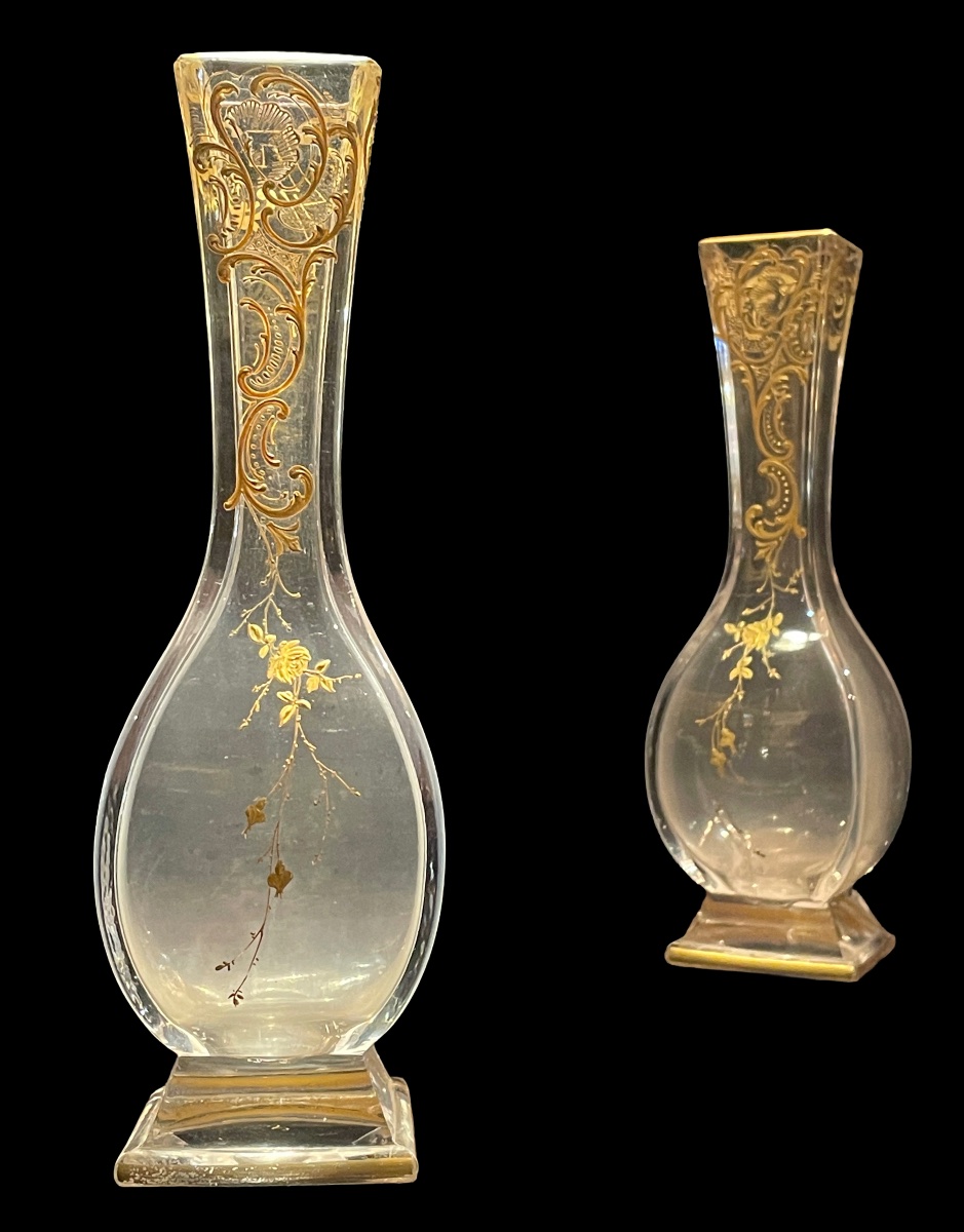 Vers 1880. Attribuable à BACCARAT : Paire de vases balustres à décor émaillé or.