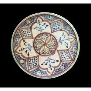 MAROC. Plat ‘’Gothar’’ en faïence de Fès. Début XXème. Signé.