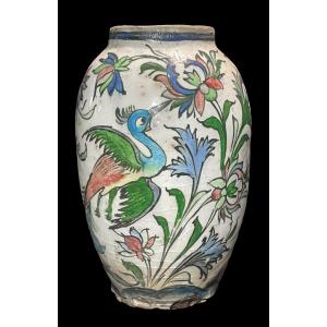Perse / Iran - Vase Qadjar en céramqiue à décor ornithologique. Monogramme.