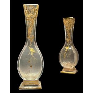 Vers 1880. Attribuable à BACCARAT : Paire de vases balustres à décor émaillé or.
