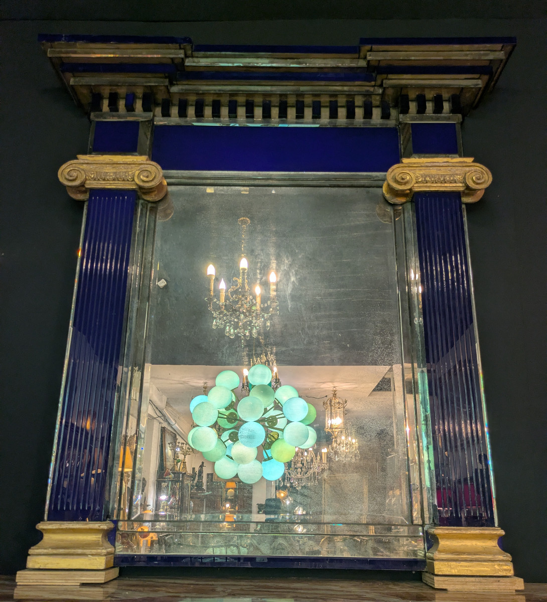 Paire de Miroirs à Colonnes en Verre de Murano Bleu Cobalt et Boiserie Dorée – Travail Italien