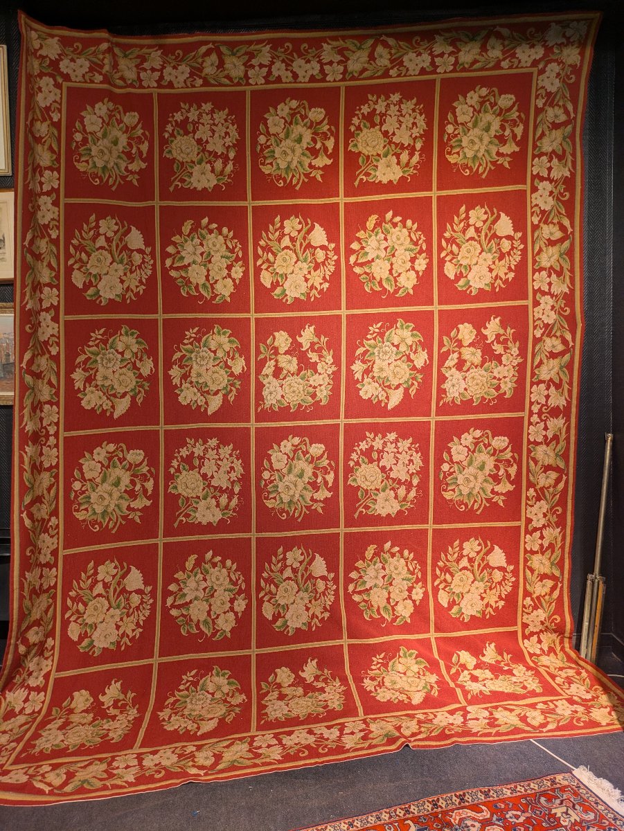 Grand tapis d'Aubusson à Médaillons Fleuris sur Fond Rouge, époque Napoléon III - XIXe siècle