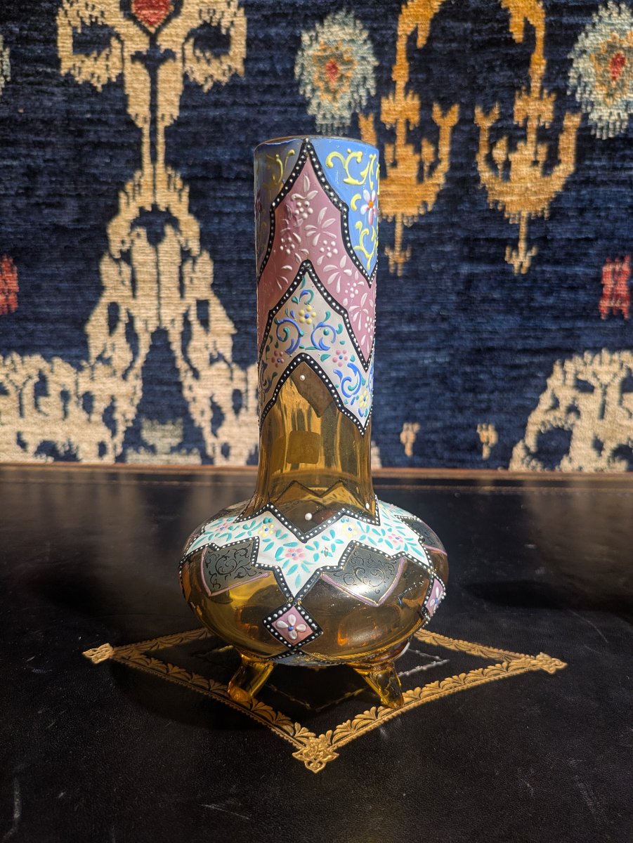 Vase en Verre ambré Soufflé, décor émaillé polychrome - verrerie de Bohême — Circa 1900