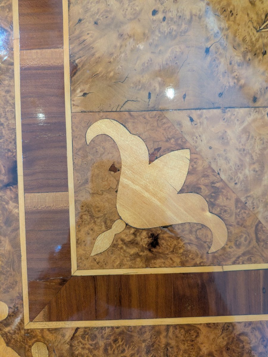 Commode galbée en marqueterie de loupe d'amboine -  milieu XVIIIème-photo-4