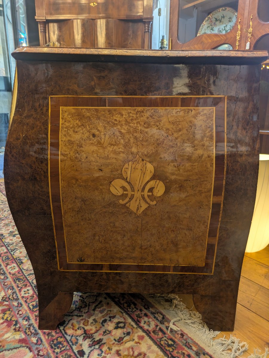 Commode galbée en marqueterie de loupe d'amboine -  milieu XVIIIème-photo-1