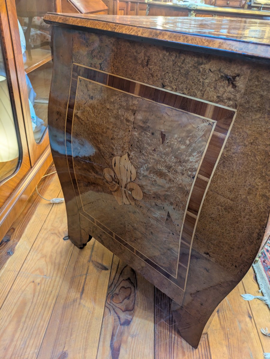 Commode galbée en marqueterie de loupe d'amboine -  milieu XVIIIème-photo-2