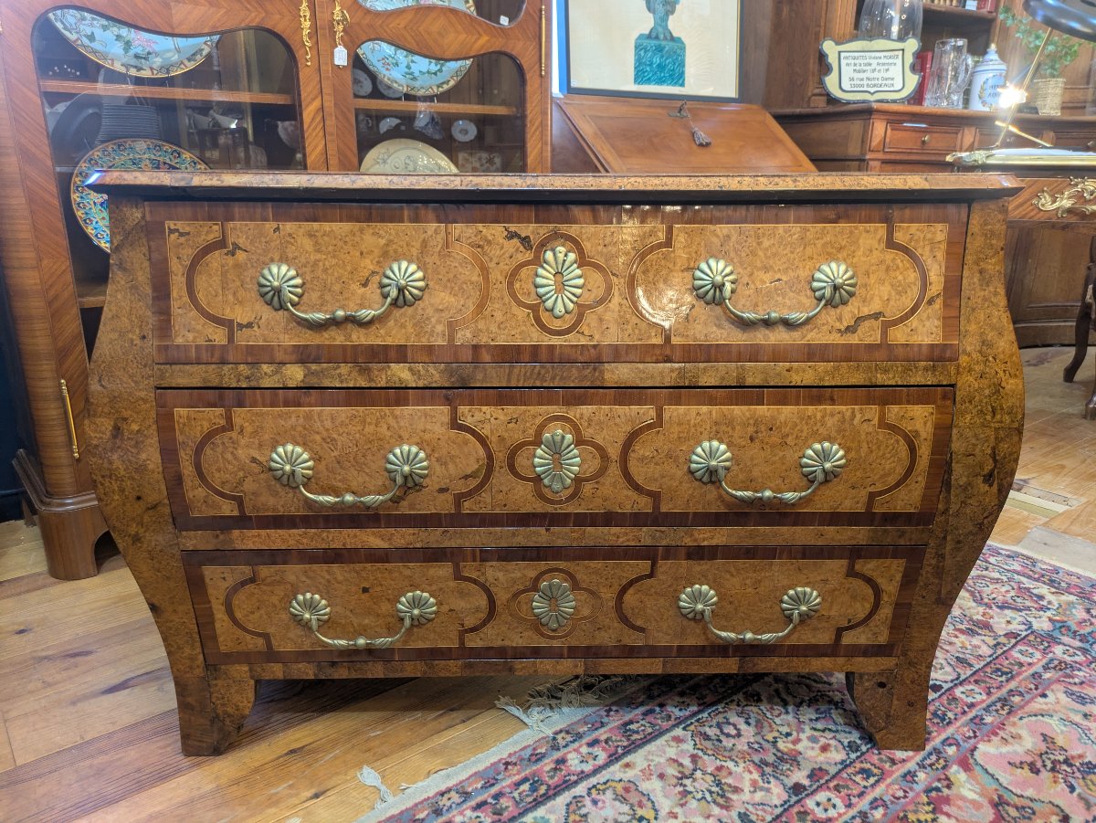 Commode galbée en marqueterie de loupe d'amboine -  milieu XVIIIème