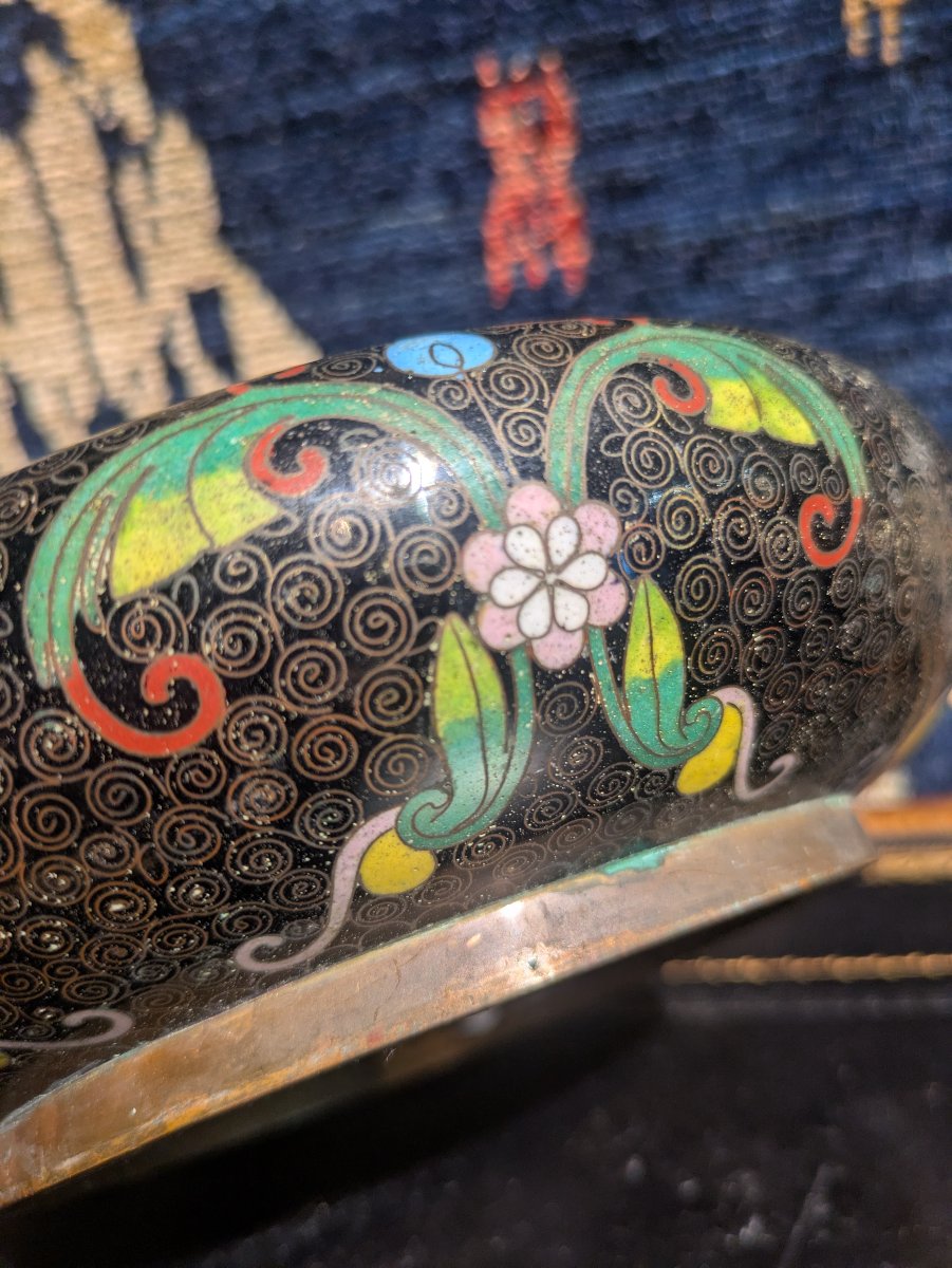 Coupe en cloisonné à fond noir, décor de fleurs et feuillages, fin XIXème - Chine -photo-4