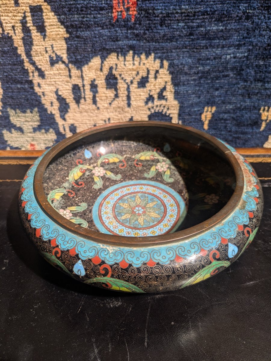 Coupe en cloisonné à fond noir, décor de fleurs et feuillages, fin XIXème - Chine 