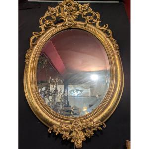 Grand miroir ovale doré à fronton fleuri et vigne Napoléon III fin XIXème