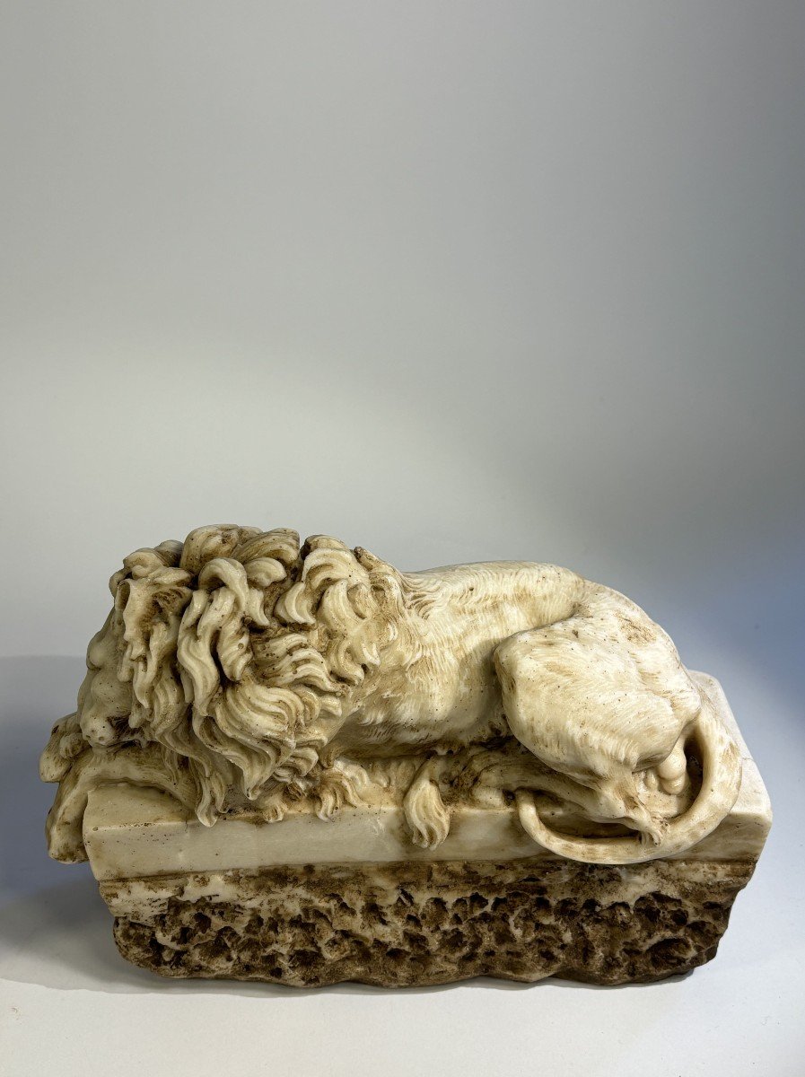 Paire De Lions Couchés En Albâtre Sculpté d'Après Antonio Canova, Italie,  fin 19e siècle -photo-3