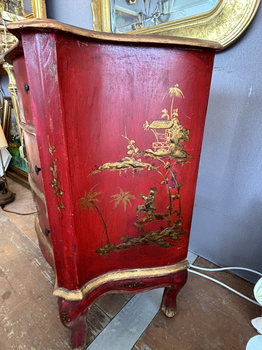 Commode Italienne laquée rouge à décors dorés dans le goût de la Chine-photo-3